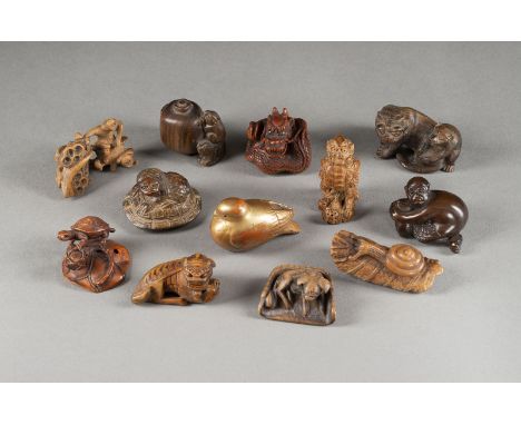 ZWÖLF HOLZGESCHNITZTE NETSUKE VON TIEREN Japan Holz. H. ca. 1.9-5.2 cm. Min. besch., mit Gebrauchsspuren.  Provenienz: Aus ei