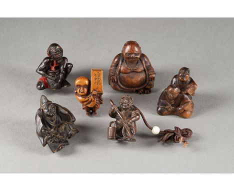 SECHS HOLZGESCHNITZTE NETSUKE VON MENSCHLICHEN FIGUREN Japan, 19./20. Jahrhundert Holz. H. 3.8-4.6 cm. Zwei Netsukes sind sig