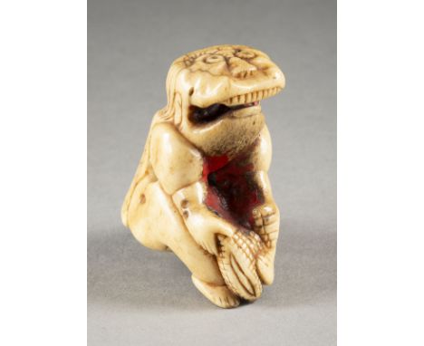 EIN GESCHNITZTES NETSUKE EINES MALAIISCHEN DÄMONS AUS HIRSCHHORN Japan, wohl 18. Jahrhundert Horn. H. 5 cm. Das Netsuke ist a