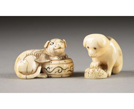 ZWEI GESCHNITZTE NETSUKE VOM HUND AUS ZAHNBEIN Japan, 19. Jahrhundert Zahnbein. H. 2.7-3.3 cm. Das Konvolut umfasst ein signi