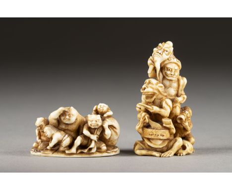 ZWEI GESCHNITZTE NETSUKE VON FIGURENGRUPPE IM JAPANISCHER VOLKSGLAUBEN AUS ELFENBEIN Japan, 19. Jahrhundert Elfenbein. H. ca.