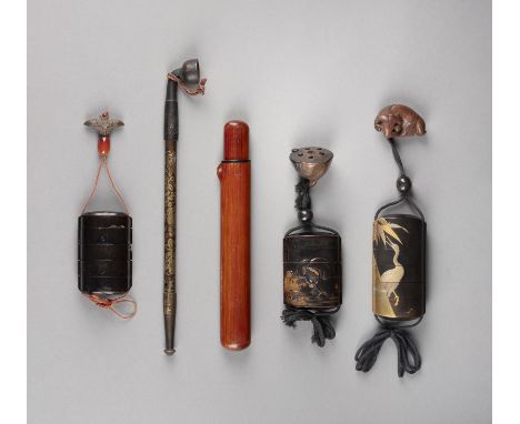 EIN FÜNFTEILIGES KONVOLUT VON INRO UND RAUCHERZUBEHÖR Japan, 19./20. Jahrhundert Holz/Metall/Bambus. H. von Inro 7.1-9.7 cm, 