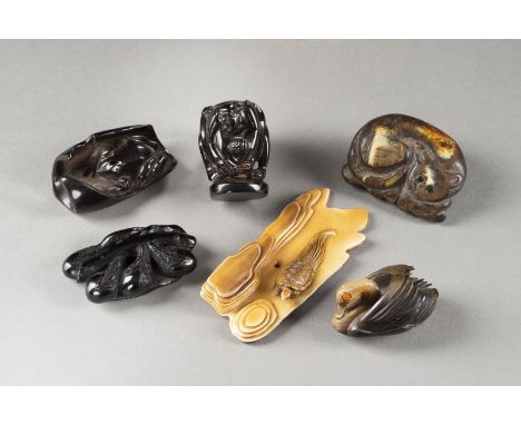 SECHS HORNGESCHNITZTE NETSUKE Japan, 19./20. Jahrhundert Horn. L. 4.2-8.7 cm. Das Konvolut umfasst vier Netsukes der Tieren, 