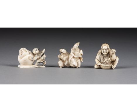 DREI GESCHNITZTE NETSUKE VON MENSCHLICHEN FIGUREN AUS ELFENBEIN Japan, 19. Jahrhundert oder später Elfenbein. H. 3.9-4.2 cm. 