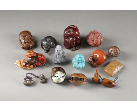 EIN VIERZEHNTEILIGES KONVOLUT VON NETSUKE Japan Holz/Metall. H. 2.1-5.6 cm. Part. best., mit Gebrauchsspuren.  Provenienz: Au