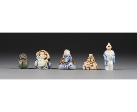 FÜNF NETSUKE AUS PORZELLAN Japan, 19. Jahrhundert oder später Keramik. H. 3.1-5.7 cm. Das Konvolut umfasst ein Netsuke eines 