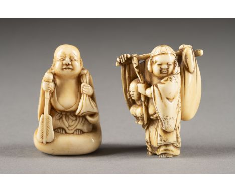 ZWEI GESCHNITZTE NETSUKE VOM HOTEI AUS ELFENBEIN Japan, 18./19. Jahrhundert Elfenbein. H. ca. 4.7 cm. Das Konvolut umfasst ei