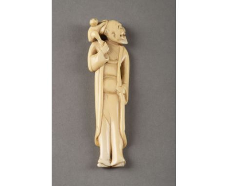 EIN FEINES GESCHNITZTES NETSUKE EINES SARUMNAWASHI AUS ELFENBEIN Japan, 18. Jahrhundert Elfenbein. H. 9.4 cm. Das Netsuke ist