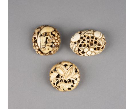 DREI GESCHNITZTE RYUSA-NETSUKE AUS ZAHNBEIN Japan, 19. Jahrhundert Elfenbein/Walrusszahn. H. 4.2-5 cm. Das Konvolut umfasst e