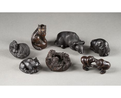 SIEBEN HOLZGESCHNITZTE NETSUKE VON TIEREN Japan, 19./20. Jahrhundert Holz. H. ca. 2.6-5.2 cm. Min. besch., mit Gebrauchsspure