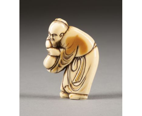 EIN FEINES GESCHNITZTES NETSUKE EINES CHINESEN AUS ELFENBEIN Japan, 18./19. Jahrhundert Elfenbein. H. 5.8 cm. Das Netsuke ist