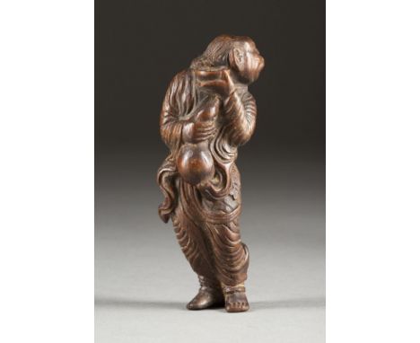EIN SELTENES SAISHIKI-GESCHNITZTES NETSUKE EINES SENNIN Japan, 18. Jahrhundert Holz. H. 10.2 cm. Das Netsuke im Stil von Ogaw