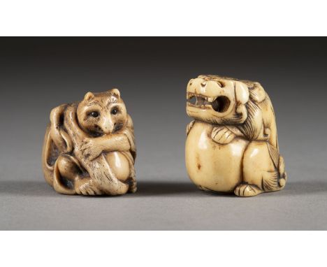 ZWEI GESCHNITZTE NETSUKE AUS HIRSCHHORN Japan, 18./19. Jahrhundert Hirschhorn. H. 3.1-3.5 cm. Das Konvolut umfasst ein Netsuk