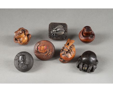 SIEBEN HOLZGESCHNITZTE NETSUKE VON FROSCH ODER INSEKT Japan Holz/Silber. H. 3.5-4.5 cm. Drei Netsukes sind signiert. Part. be
