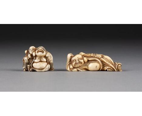 ZWEI GESCHNITZTE NETSUKE VOM HOTEI AUS ELFENBEIN Japan, 18. Jahrhundert Elfenbein. H. 2.3-3 cm. Mit Gebrauchsspuren und Risse