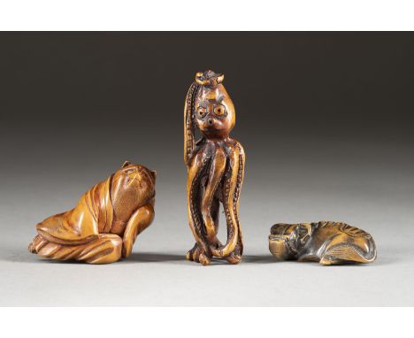 DREI HOLZGESCHNITZTE NETSUKE VON TIERISCHEN FIGUREN Japan, 19. Jahrhundert oder später Holz. L. 5-8.2 cm. Das Konvolut umfass