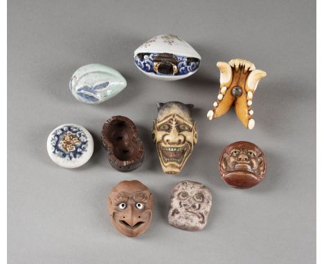 EIN NEUNTEILIGES KONVOLUT VON NETSUKE UND MINIATUR Japan, 19./20. Jahrhundert Keramik/Koralle/Knochen. H. 3-6.2 cm. Das Konvo