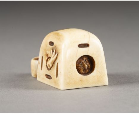 EIN FEINES GESCHNITZTES NETSUKE EINES ONI BEI SETSUBUN AUS ELFENBEIN Japan, 19. Jahrhundert Elfenbein. H. 2.5 cm. Das Netsuke