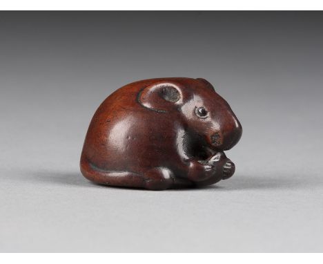 EIN WICHTIGES HOLZ GESCHNITZTES NETSUKE EINER RATTE Japan, 19. Jahrhundert Holz. L. 3.8 cm. Das Netsuke ist als sitzende Ratt
