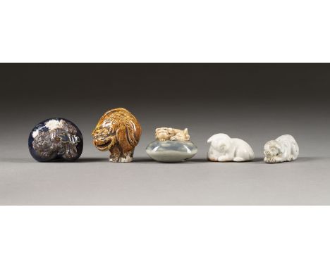 FÜNF NETSUKE VON TIEREN AUS KERAMIK Japan, 19. Jahrhundert und später Keramik. H. 2-4.2 cm. Das Konvolut umfasst Netsuke von 