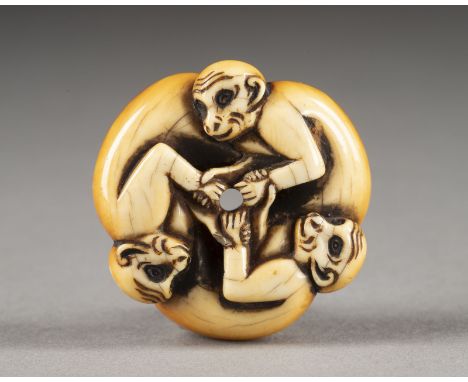 EIN GESCHNITZTES MANJU-NETSUKE VON DREI AFFEN AUS ELFENBEIN Japan, 18. Jahrhundert Elfenbein. D. 4 cm. Das Netsuke ist als dr