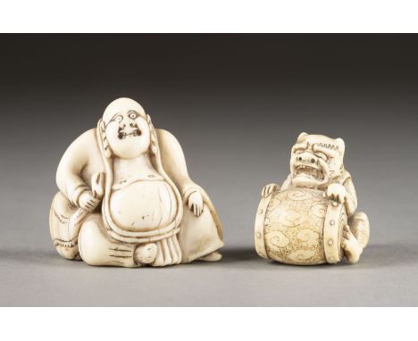 EIN NETSUKE VON HOTEI UND EIN NETSUKE VON ONI AUS ELFENBEIN Japan, 18./19. Jahrhundert Elfenbein. H. 3.6-4.6 cm. Das Konvolut