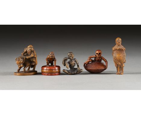 FÜNF HOLZGESCHNITZTE NETSUKE Japan, 19. Jahrhundert oder später Holz. H. 3.3-5.5 cm. Das Konvolut umfasst ein lackiertes Nets