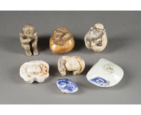 SIEBEN NETSUKE VON TIEREN AUS KERAMIK Japan, 19. Jahrhundert und später Keramik. H. 2-4.5 cm. Part. besch., mit Gebrauchsspur