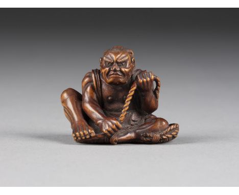 EIN FEINES HOLZGESCHNITZTES NETSUKE VOM NIO Japan, 19. Jahrhundert Holz. H. 3.7 cm. Das Netsuke ist als Nio geschnitzt, der e