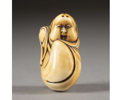 EIN GESCHNITZTES NETSUKE VON OKAME AUS ELFENBEIN Japan, 19. Jahrhundert Elfenbein. H. 4.5 cm. Das Netsuke ist als Okame in Fo