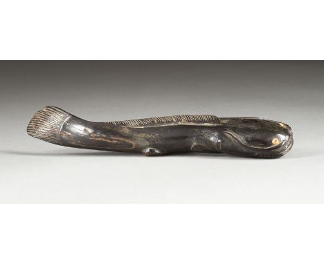 EIN FEINES UMIMATSU GESCHNITZTES SASHI-NETSUKE EINES NAMAZU Japan, 19. Jahrhundert Umimatsu. L. 19.5 cm. Das Netsuke ist als 