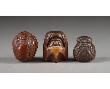 DREI GESCHNITZTE NETSUKE VON DARUMA Japan, 19. Jahrhundert oder später Holz/Nussbaum. H. 2.9-3.5 cm. Das Konvolut umfasst ein