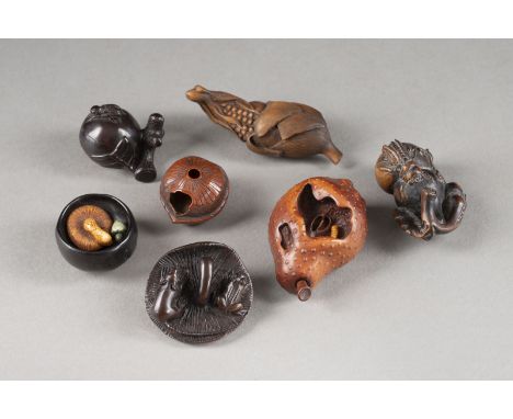 SIEBEN HOLZGESCHNITZTE NETSUKE Japan, 19./20. Jahrhundert Holz. H. 2.1-7.7 cm. Das Konvolut umfasst ein fein geschnitztes Net