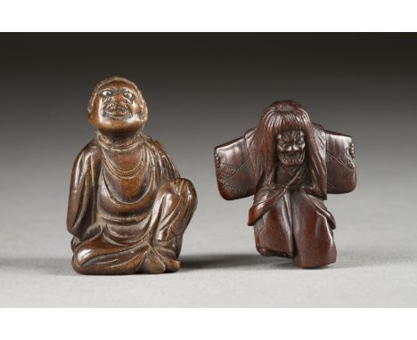 ZWEI HOLZGESCHNITZTE NETSUKE VON MENSCHLICHEN FIGUREN Japan, 19. Jahrhundert Holz. H. 3.8-4.3 cm. Das Konvolut umfasst ein Ne