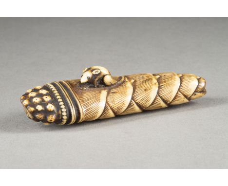 EIN FEINES GESCHNITZTES NETSUKE EINER RATTE AUF EINER BAMBUSSPROSSE AUS HIRSCHHORN Japan, 19. Jahrhundert Horn. L. 8.4 cm. Pa