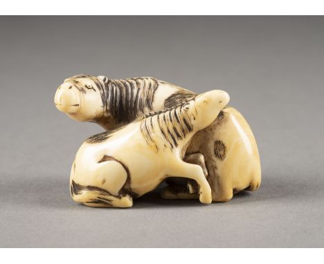 EIN GESCHNITZTES NETSUKE EINES PFERDES UND FOHLEN AUS ELFENBEIN Japan, 18./19. Jahrhundert Elfenbein. H. 3.3 cm. Das Netsuke 