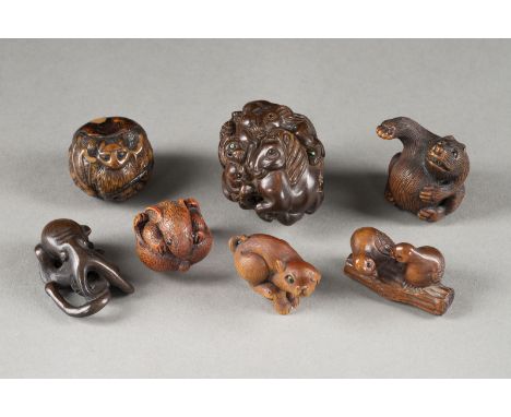 SIEBEN HOLZGESCHNITZTE NETSUKE VON TIEREN Japan, 19./20. Jahrhundert Holz. H. ca. 2-5 cm. Das Konvolut umfasst einen sehr lus
