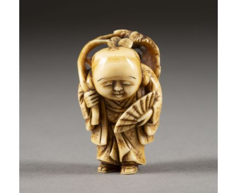EIN GESCHNITZTES NETSUKE VON EBISU AUS ELFENBEIN Japan, 19. Jahrhundert Elfenbein. H. 4.6 cm. Das Netsuke ist als Ebisu gesch