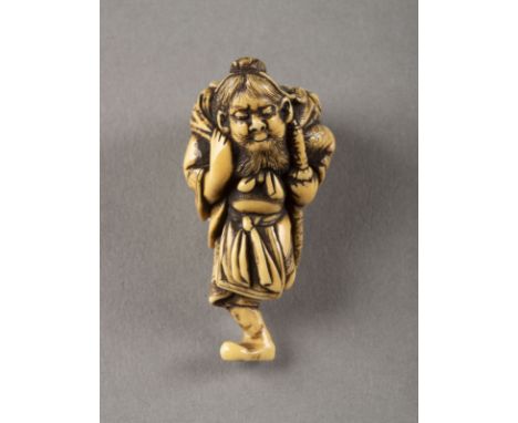 EIN FEINES GESCHNITZTES NETSUKE VON SHOKI UND ONI AUS ELFENBEIN Japan, 19. Jahrhundert Elfenbein. H. 4.7 cm. Das Netsuke ist 