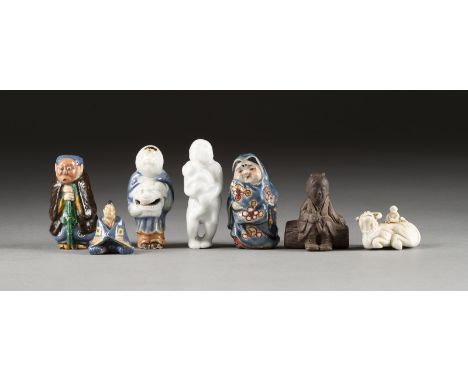 SIEBEN NETSUKE AUS KERAMIK Japan, 19. Jahrhundert und später Keramik. H. 2.3-6.1 cm. Part. besch., mit Gebrauchsspuren.  Prov