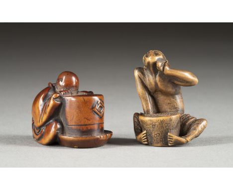 ZWEI HOLZGESCHNITZTE NETSUKE VON MENSCHLICHEN FIGUREN Japan, 19. Jahrhundert Holz. H. 3.1-4 cm. Das Konvolut umfasst ein Nets