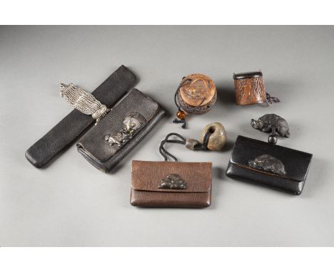 DREI TABAKO-IRE UND ZWEI TONKOTSU Japan, 19./20. Jahrhundert Leder/Bambus/Metall usw.. L. of tabako-ire 12.7-15 cm, H. of ton