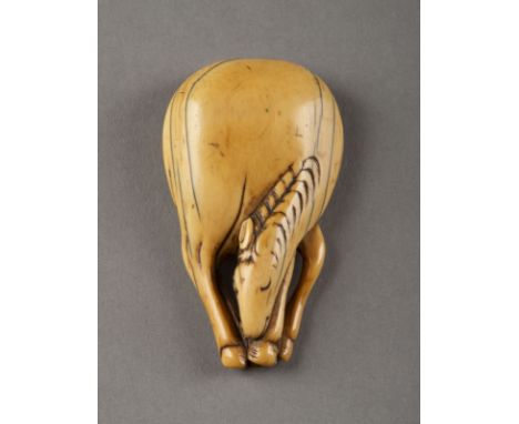 EIN GESCHNITZTES NETSUKE EINES PFERDES AUS ELFENBEIN Japan, 18. Jahrhundert Elfenbein. H. 7.2 cm. Das Netsuke ist als Pferd g