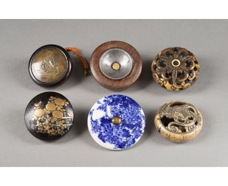 EIN SECHSTEILIGES KONVOLUT VON NETSUKE IN VERSCHIEDENEN ARTEN Japan, 19. Jahrhundert oder später Holz/Horn/Porzellan/Metall. 
