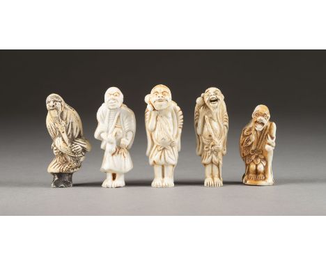 FÜNF NETSUKE VON SENNIN AUS PORZELLAN Japan, 19. Jahrhundert oder später Keramik. H. 5.5-6.8 cm. Das Konvolut umfasst 5 Figur