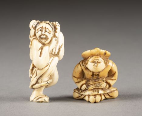 EIN NETSUKE EINES HOLLÄNDERS UND EIN NETSUKE EINER MÄNNLICHEN FIGUR AUS ELFENBEIN Japan, 18./19. Jahrhundert Elfenbein. H. 3.