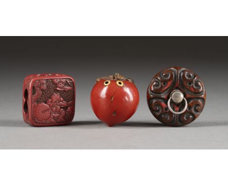 DREI LACKIERTE HOLZGESCHNITZTE NETUSKE Japan, 19. Jahrhundert Holz. H. 3.5-4.2 cm. Das Konvolut umfasst ein Netsuke einer Kiw