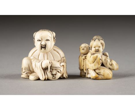 ZWEI GESCHNITZTE NETSUKE VON MENSCHLICHEN FIGUREN AUS ELFENBEIN Japan, 19. Jahrhundert Elfenbein. H. 3.4-3.9 cm. Das Konvolut