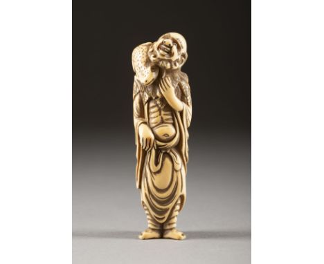 EIN GESCHNITZTES NETSUKE DES GAMA-SENNINS AUS ELFENBEIN Japan, 18./19. Jahrhundert Elfenbein. H. 10 cm. Das Netsuke ist als G