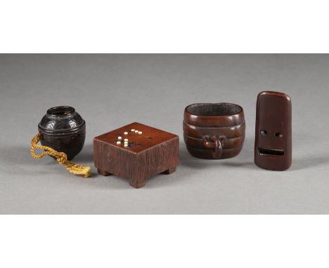 VIER HOLZGESCHNITZTE NETSUKE Japan, 19. Jahrhundert oder später Holz. H. 2.4-4.8 cm. Das Konvolut umfasst ein Netsuke eines G